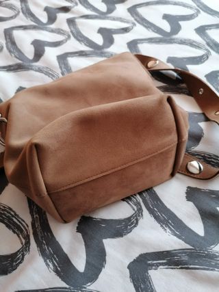 Bolso bandolera con tachuelas