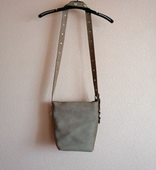 Bolso bandolera con tachuelas