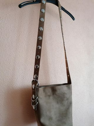 Bolso bandolera con tachuelas
