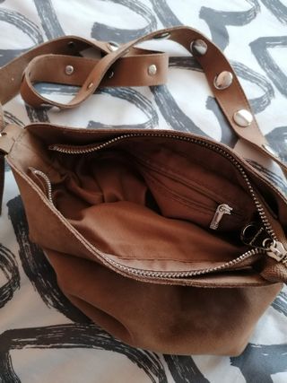 Bolso bandolera con tachuelas