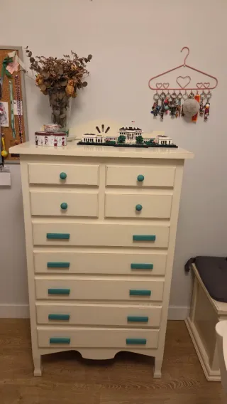 Cómoda de madera beige con tiradores. 9 cajones
