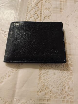Cartera de piel negra