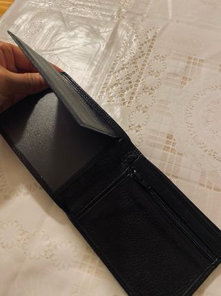 Cartera de piel negra