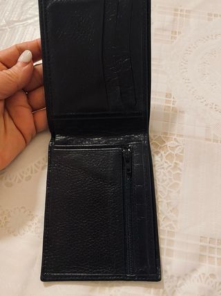 Cartera de piel negra