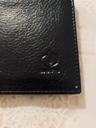 Cartera de piel negra