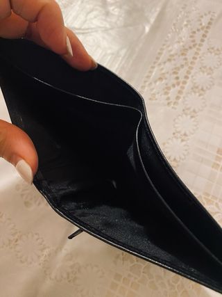 Cartera de piel negra