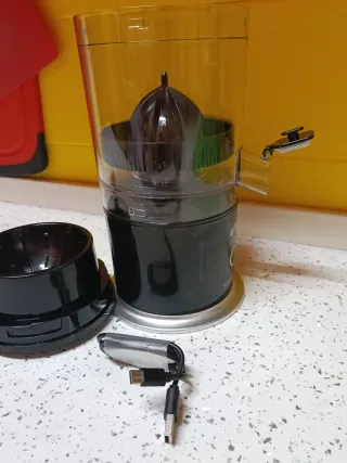 Exprimidor Ufesa Squeeze & Go