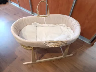 Moisés de mimbre con soporte de madera