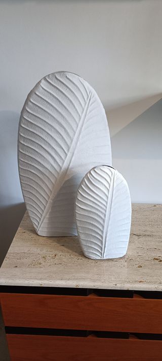 Conjunto 2 jarrones blancos hoja cerámica