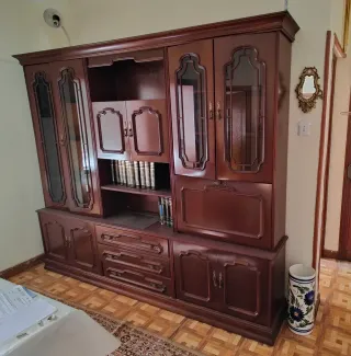 Mueble de salón madera y cristal