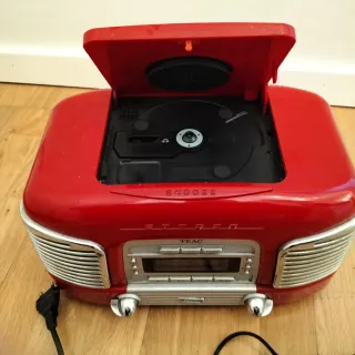 Radio TEAC estilo retro roja