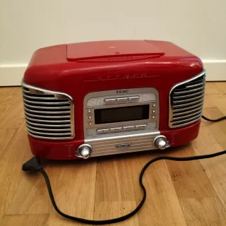 Radio TEAC estilo retro roja