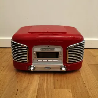 Radio TEAC estilo retro roja