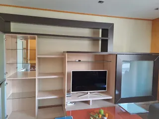 Mueble salón madera y cristal, de regalo las mesas