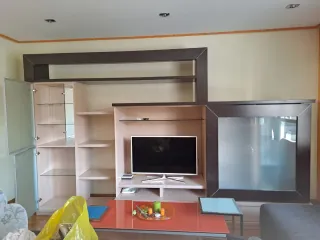 Mueble salón madera y cristal, de regalo las mesas