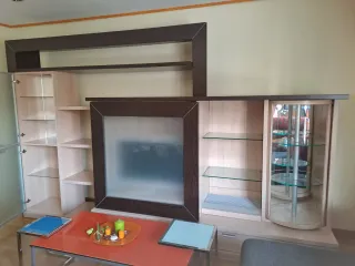 Mueble salón madera y cristal, de regalo las mesas