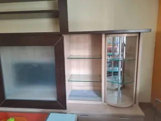 Mueble salón madera y cristal, de regalo las mesas