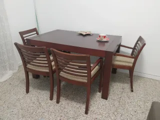 Mesa comedor extensible y 4 sillas madera