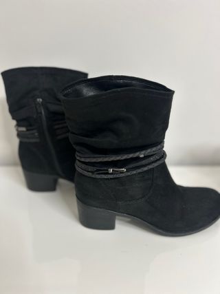 Botines negros con tiras