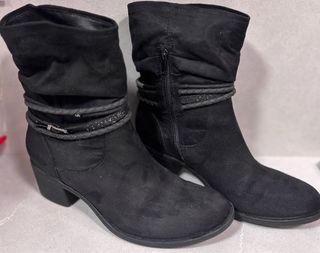 Botines negros con tiras