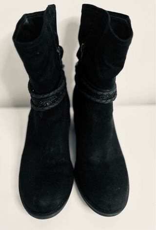 Botines negros con tiras