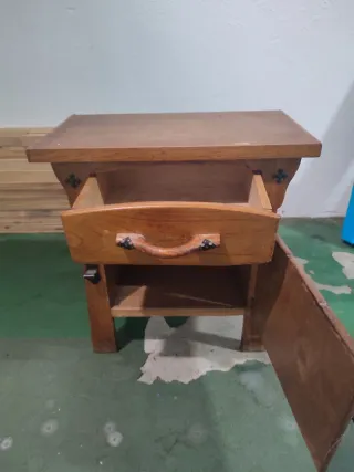Mueble de madera maciza con detalles metálicos