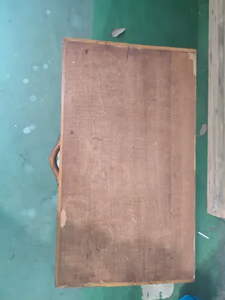 Mueble de madera maciza con detalles metálicos