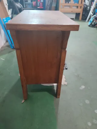 Mueble de madera maciza con detalles metálicos