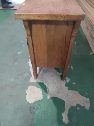 Mueble de madera maciza con detalles metálicos