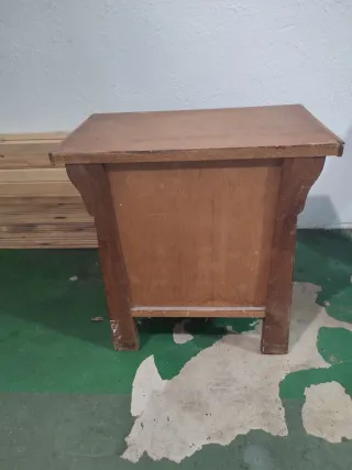Mueble de madera maciza con detalles metálicos