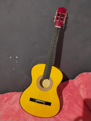 Guitarra flamenca amarilla