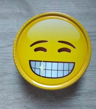 Lote mochila emoji y caja metálica
