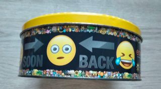 Lote mochila emoji y caja metálica