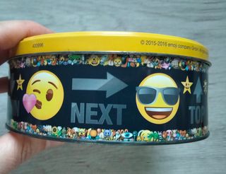 Lote mochila emoji y caja metálica