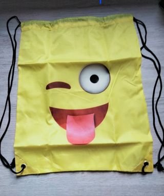 Lote mochila emoji y caja metálica