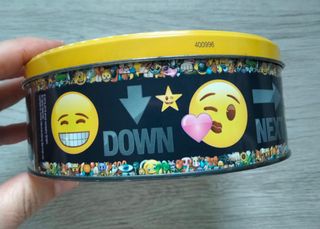 Lote mochila emoji y caja metálica