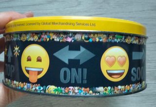 Lote mochila emoji y caja metálica