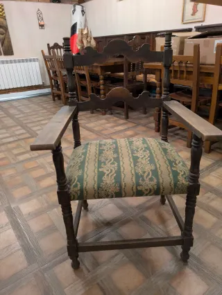 Silla de madera antigua con tapizado