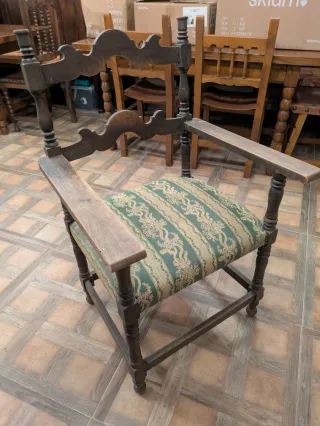 Silla de madera antigua con tapizado