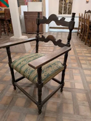 Silla de madera antigua con tapizado