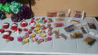 Flores Flamenca , pinzas de bebe y peinecillos.