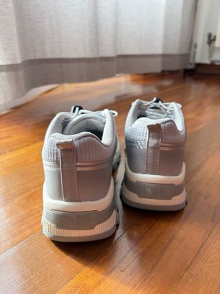 Sneakers sportive grigie e argentate Primark