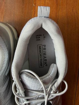 Sneakers sportive grigie e argentate Primark