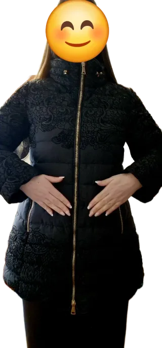 Abrigo acolchado negro con estampado