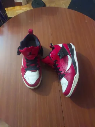 Zapatillas Jordan Rojas y Blancas  Escucho ofertas