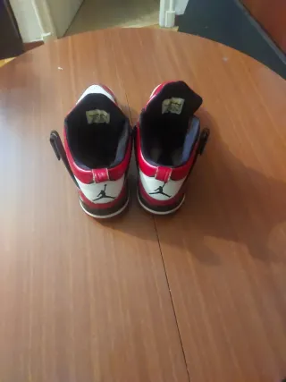 Zapatillas Jordan Rojas y Blancas  Escucho ofertas
