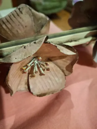 Espejo decorado con flores de hierro