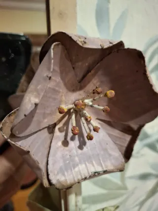 Espejo decorado con flores de hierro