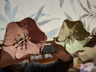 Espejo decorado con flores de hierro