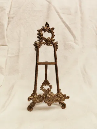 atril de latón decorativo